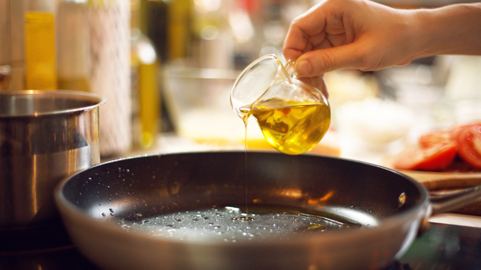 Hot and Sizzling: The Truth About Extra Virgin Olive Oil's Performance in High Heat